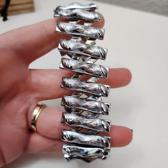 Vintage Hong Kong Textured Silver tone Accordion Stretch Bracelet - Picture 4 of 8